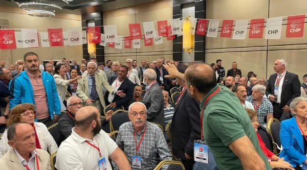 CHP’de meydan harbi! Kongreler savaş alanına döndü yumruklar konuştu